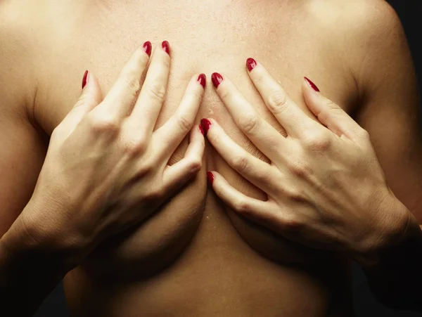 赤裸的妇女的手 — 图库照片