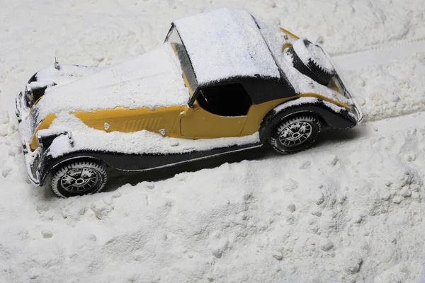 Stary Samochód Pod Śniegiem — Zdjęcie stockowe