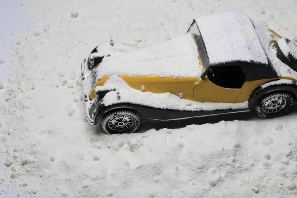 Oude Auto Onder Sneeuw Stockfoto