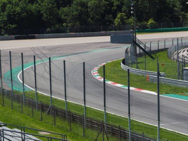 Monza'da bir yarış pistinin boş tribünü