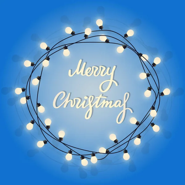 輝くランプガーランドでメリークリスマスのレタリング。球根付きの装飾的な花輪ガーランド。青の背景に丸照明の境界線で休日の標識。ラウンドフレームでグリーティングカード。ベクトル — ストックベクタ