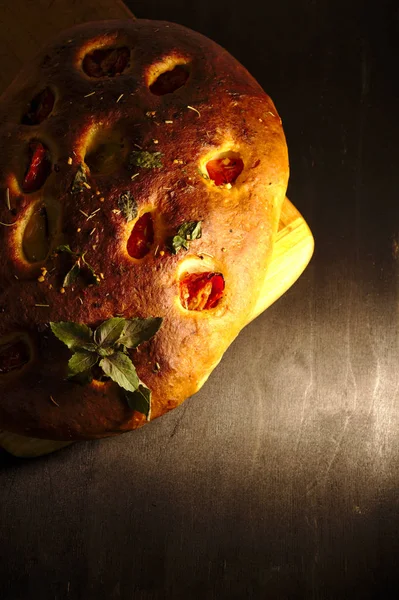 Focaccia Italiana Con Pomodori Erbe Aromatiche — Foto Stock