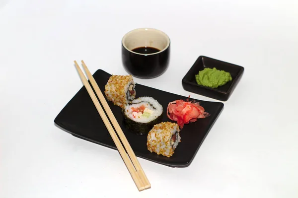 Isoliertes Sushi Auf Einem Teller Mit Wasabi Und Sojasauce — Stockfoto