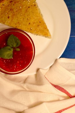 iki kabuğu etli börek sebze ve sos ile