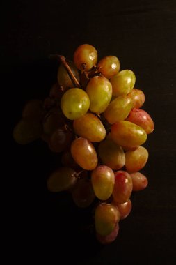 siyah bir zemin üzerine izole üzüm