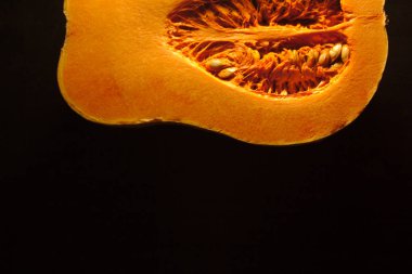 siyah bir arka plan üzerine balkabağı kesmek