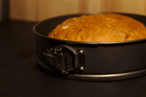 Pane Fatto Casa Appena Sfornato Una Teglia Rotonda Sfondo Scuro — Foto Stock