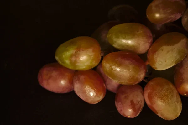 Uvas Isoladas Sobre Fundo Preto — Fotografia de Stock