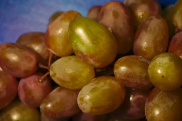 Winogrona Niebieskim Tle — Zdjęcie stockowe