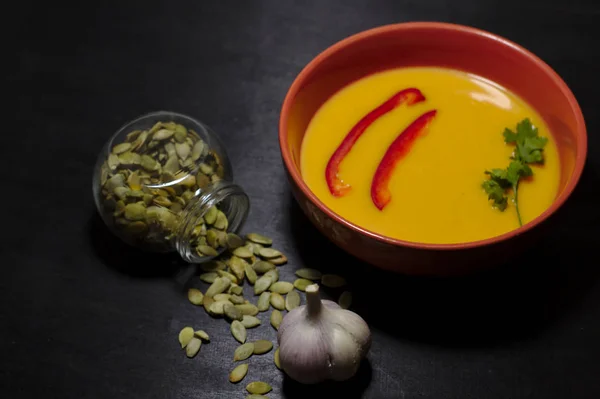 Sopa Calabaza Con Pimentón Semillas Ajo Ruscos Verduras Sobre Fondo —  Fotos de Stock