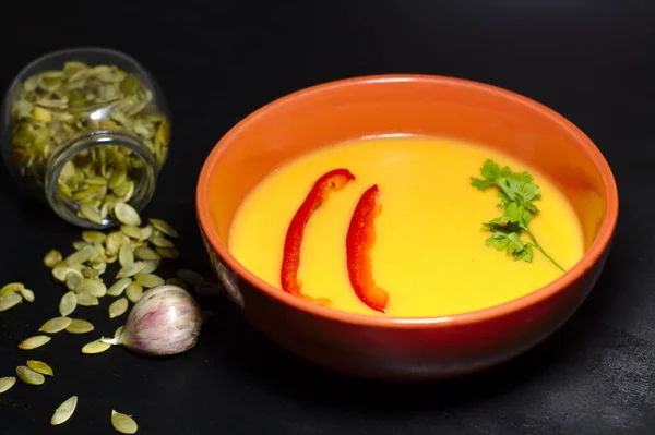 Sopa Abóbora Com Páprica Sementes Alho Rusks Verdes Fundo Escuro — Fotografia de Stock