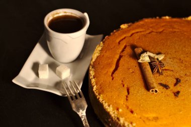 Karanlık masada kabak pasta yuvarlak altın