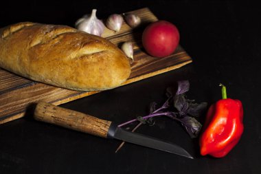 kadeh şarap ekmek, sebze, koyu arka plan üzerinde pişmiş kabak ile