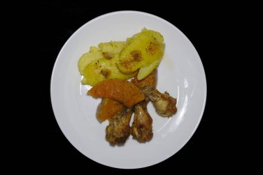 kadeh şarap ekmek, sebze, koyu arka plan üzerinde pişmiş kabak ile