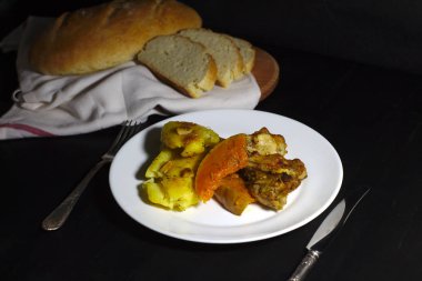 kadeh şarap ekmek, sebze, koyu arka plan üzerinde pişmiş kabak ile