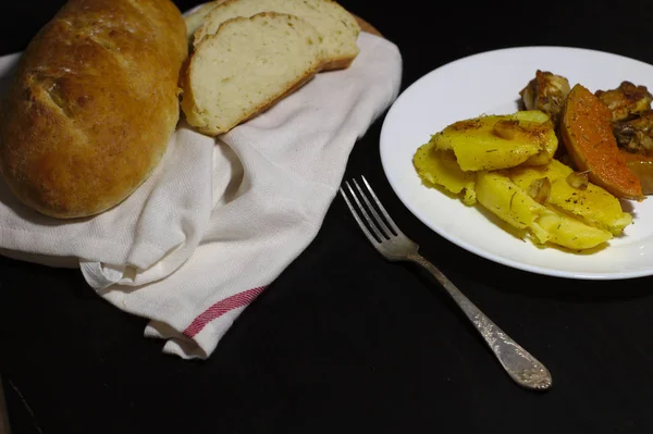 Xícara Vinho Com Pão Legumes Abóbora Assada Fundo Escuro — Fotografia de Stock