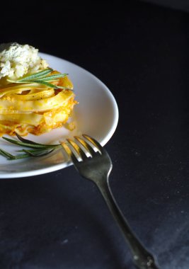 Spagetti yuva tavuk köfte ve ekşi krema sos ile