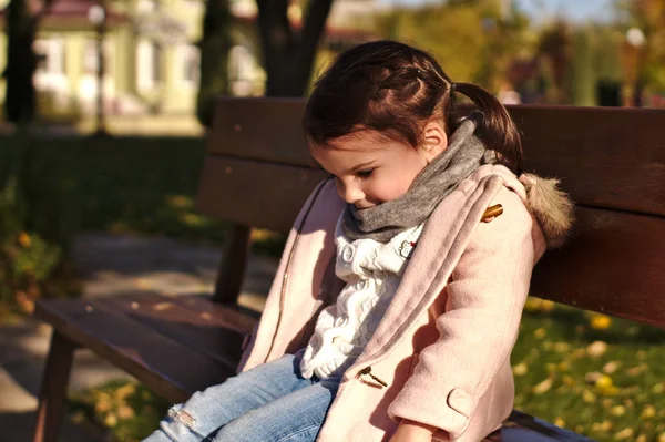 美丽的微笑的小女孩在秋天的公园里玩的开心 — 图库照片