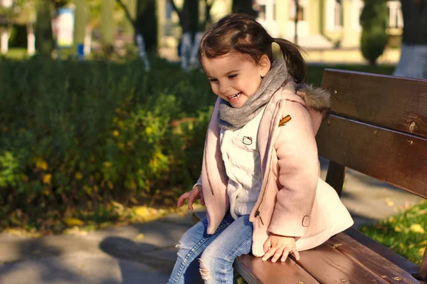 Belle Petite Fille Souriante Amuser Dans Parc Automne — Photo