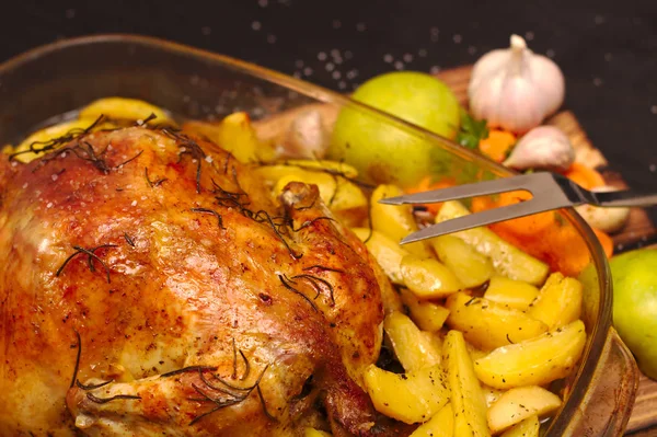 Horno Pollo Manzana Horno Plato Vidrio Sobre Una Tabla Madera —  Fotos de Stock