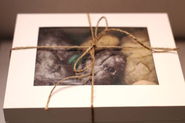 tanımlama bilgileri ile dolu kutular ile ip bağladılar