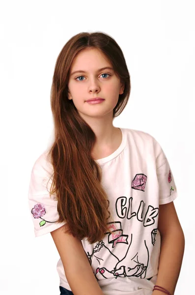 mavi gözlü akan ile kahverengi saçlı utangaç kız saç