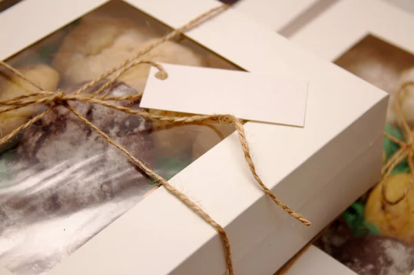 tanımlama bilgileri ile dolu kutular ile ip bağladılar