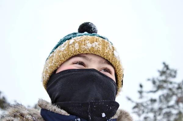 Örgü Şapkalı Bir Bubo Yün Bir Kış Yürüyüş Ile Telefon — Stok fotoğraf