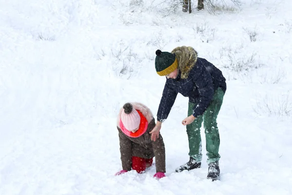 Çocuk Kız Kar Dışarı Tırmanmaya Devam Yardımcı Olur — Stok fotoğraf