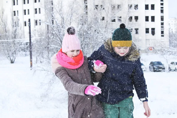 Ragazzo Aiuta Ragazza Salire Fuori Dalla Neve Andare Avanti — Foto Stock