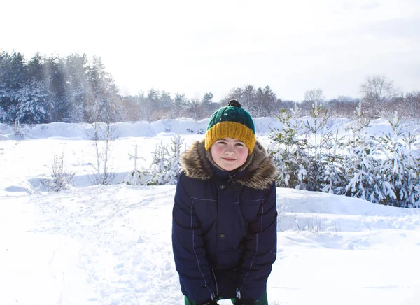 Хлопчик Капелюсі Бубоном Зовні Взимку — стокове фото