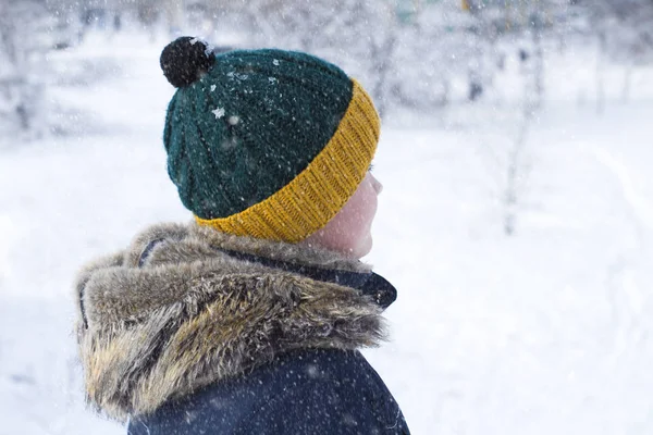 Ragazzo Con Cappello Con Bubo Fuori Inverno — Foto Stock