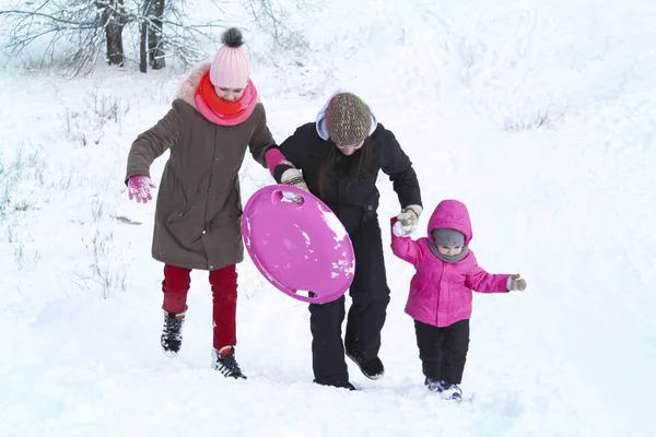 Ragazze Madre Andare Avanti Nella Neve Tenendosi Mano — Foto Stock