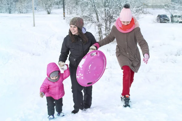 Ragazze Madre Andare Avanti Nella Neve Tenendosi Mano — Foto Stock