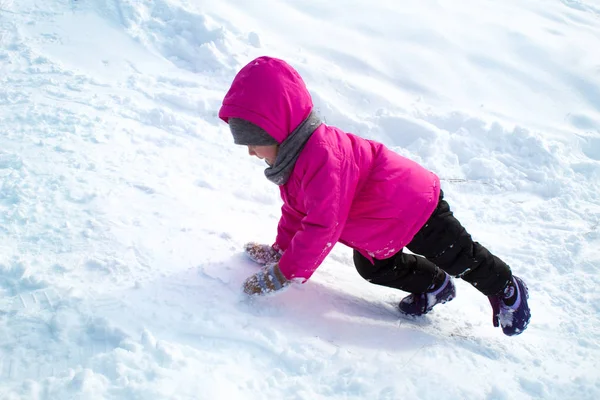 Niña Está Subiendo Una Colina Hielo — Foto de Stock