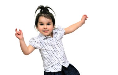 komik küçük gülümseyen kız atlar ve parmak gösterir. Beyaz arka plan üzerinde atış stüdyo