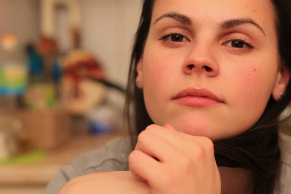 Retrato Una Hermosa Mujer Pensativa Con Ojos Marrones Cabello —  Fotos de Stock