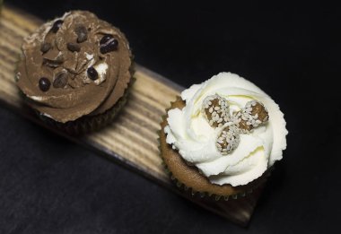 siyah bir arka plan karşı ahşap bir gemide ışıklı top kek