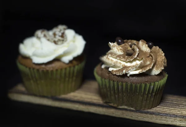 Cupcakes Éclairés Sur Une Planche Bois Sur Fond Noir — Photo