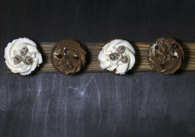 siyah bir arka plan karşı ahşap bir gemide ışıklı top kek