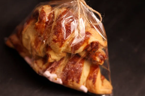 Friss Házi Francia Croissant Celofán Átlátszó Táskában Egy Tag Egy — Stock Fotó