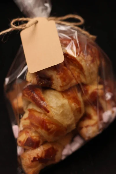 Frische Hausgemachte Französische Croissants Mit Füllung Einem Transparenten Zellophanbeutel Mit — Stockfoto