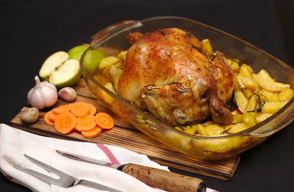 Corteza crujiente al horno de pollo relleno en un plato con patatas y manzanas —  Fotos de Stock