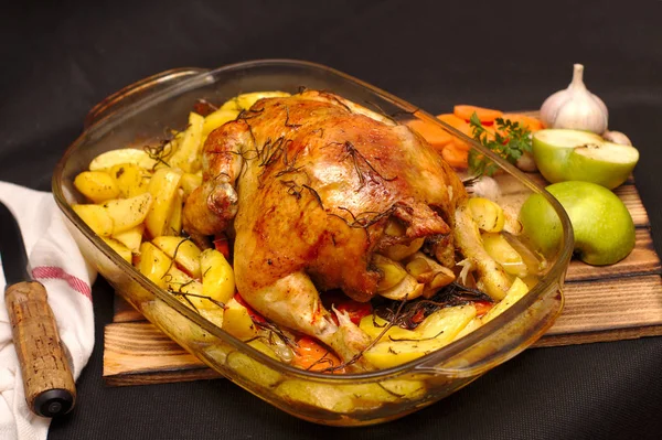 Corteza crujiente al horno de pollo relleno en un plato con patatas y manzanas —  Fotos de Stock