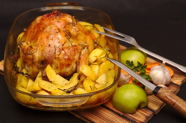 Corteza crujiente al horno de pollo relleno en un plato con patatas y manzanas —  Fotos de Stock