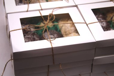 Paketli ve ip bağladılar kurabiye kutuları şeffaf kapaklı ve ve bir etiket için metin