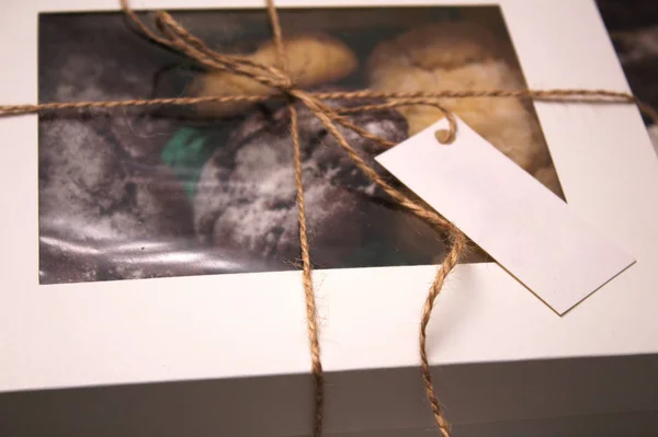 Paketli ve ip bağladılar kurabiye kutuları şeffaf kapaklı ve ve bir etiket için metin