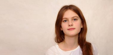 t-shirt mavi gözlü kahverengi saçlı utangaç kız. Stüdyo modeli atış.