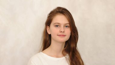 t-shirt mavi gözlü kahverengi saçlı utangaç kız. Stüdyo modeli atış.