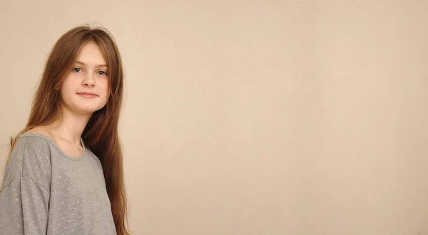 Bleu yeux brun fille timide aux cheveux en t-shirt. Plan du modèle Studio . — Photo